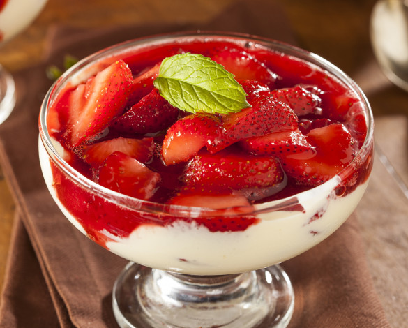 Обои картинки фото еда, мороженое,  десерты, клубника