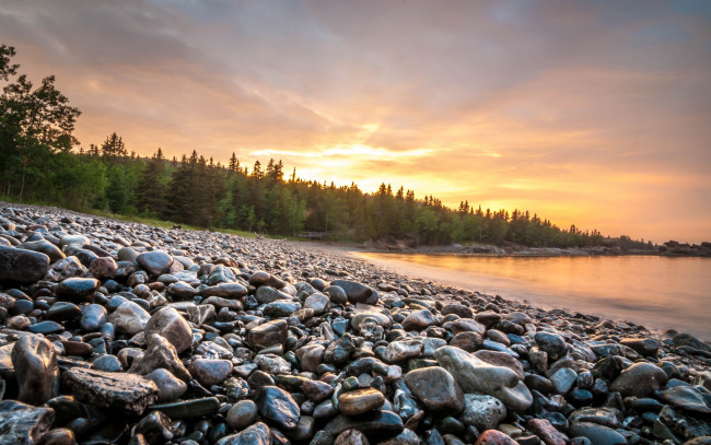 Обои картинки фото природа, реки, озера, камешки, деревья, озеро, закат