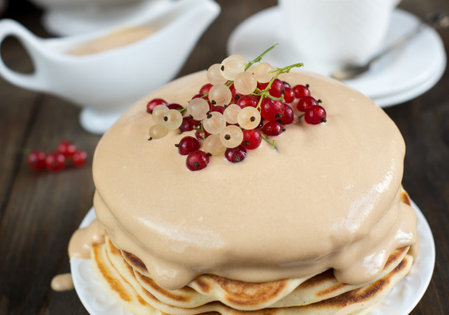 Обои картинки фото еда, блины,  оладьи, соус, смородина