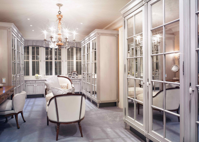 Обои картинки фото интерьер, - другое, шкафы, гардеробная, люстра, свет, жалюзи, окно, кресла, стол, зеркала