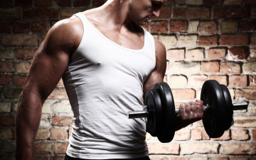 Картинка спорт body+building гантеля мышцы майка кирпичная стена качок мужчина