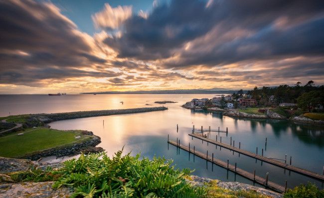 Обои картинки фото канада, природа, реки, озера, деревья, облака, здания, трава, водоем