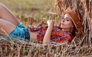 Картинка девушки -unsort+ брюнетки темноволосые поле солома девушка