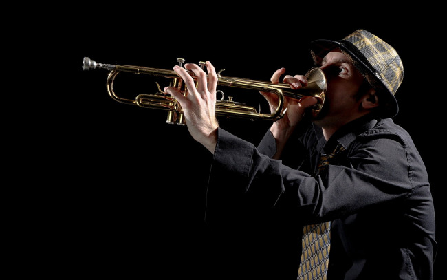 Обои картинки фото музыка, -другое, мужчина, труба, шляпа