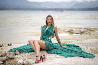 Картинка девушки -+блондинки +светловолосые камни блондинка поза платье