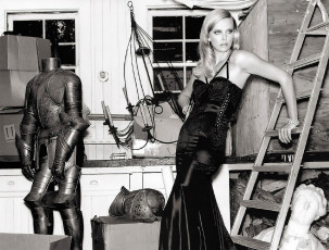 Картинка девушки charlize+theron блондинка платье лестница латы