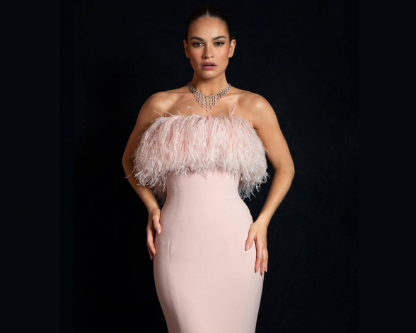 Обои картинки фото девушки, lily james, портрет, лили, джеймс, розовый, актриса, хлоя, нинетт, томсон, эшер, великобритания