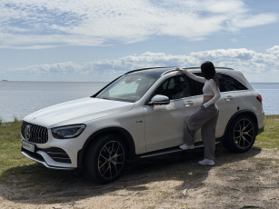 Картинка девушка+и+авто автомобили -авто+с+девушками девушка женщина брюнетка темноволосая сексуальная модель звезда позирует разная обувь верхняя стильная одежда нижнее эротическое бельё трусы лифчик колготки чулки аксессуары макияж и множество элементов на фотографии