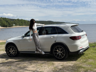 Картинка девушка+и+авто автомобили -авто+с+девушками девушка женщина брюнетка темноволосая сексуальная модель звезда позирует разная обувь верхняя стильная одежда нижнее эротическое бельё трусы лифчик колготки чулки аксессуары макияж и множество элементов на фотографии