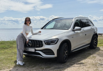 обоя девушка и авто, автомобили, -авто с девушками, девушка, женщина, брюнетка, темноволосая, сексуальная, модель, звезда, позирует, разная, обувь, верхняя, стильная, одежда, нижнее, эротическое, бельё, трусы, лифчик, колготки, чулки, аксессуары, макияж, и, множество, элементов, на, фотографии