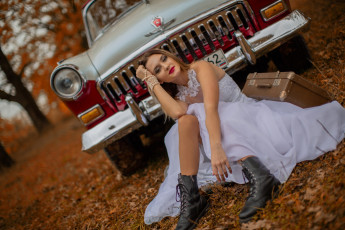 Картинка девушка+и+авто автомобили -авто+с+девушками девушка женщина шатенка темноволосая сексуальная модель звезда позирует разная обувь верхняя стильная одежда нижнее эротическое бельё трусы лифчик колготки чулки аксессуары макияж и множество элементов на фотографии