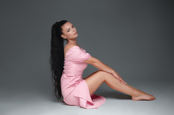 обоя сексуальная девушка, девушки, - брюнетки,  шатенки, девушка, женщина, брюнетка, темноволосая, сексуальная, модель, звезда, позирует, разная, обувь, верхняя, стильная, одежда, нижнее, эротическое, бельё, трусы, лифчик, колготки, чулки, аксессуары, макияж, и, множество, элементов, на, фотографии