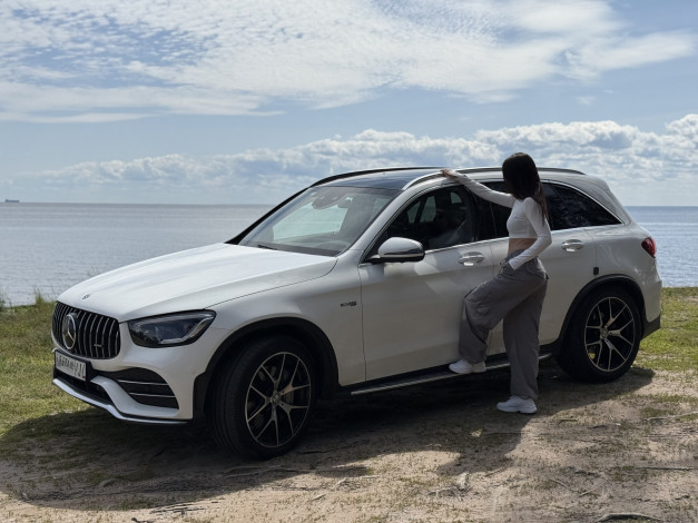 Обои картинки фото девушка и авто, автомобили, -авто с девушками, девушка, женщина, брюнетка, темноволосая, сексуальная, модель, звезда, позирует, разная, обувь, верхняя, стильная, одежда, нижнее, эротическое, бельё, трусы, лифчик, колготки, чулки, аксессуары, макияж, и, множество, элементов, на, фотографии