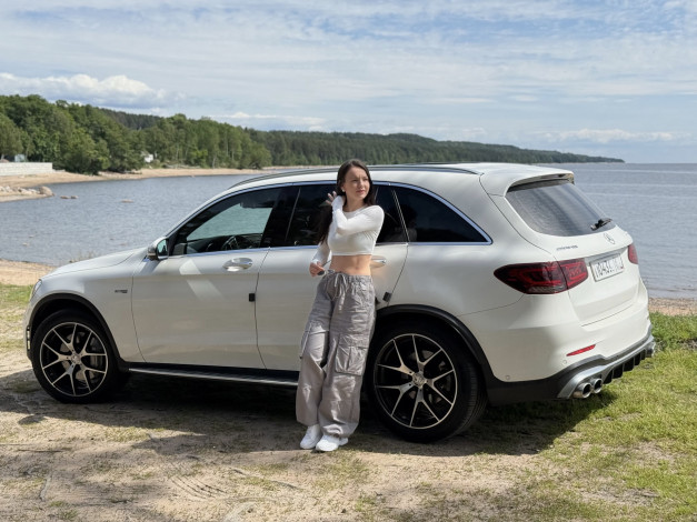 Обои картинки фото девушка и авто, автомобили, -авто с девушками, девушка, женщина, брюнетка, темноволосая, сексуальная, модель, звезда, позирует, разная, обувь, верхняя, стильная, одежда, нижнее, эротическое, бельё, трусы, лифчик, колготки, чулки, аксессуары, макияж, и, множество, элементов, на, фотографии