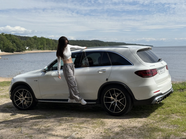 Обои картинки фото девушка и авто, автомобили, -авто с девушками, девушка, женщина, брюнетка, темноволосая, сексуальная, модель, звезда, позирует, разная, обувь, верхняя, стильная, одежда, нижнее, эротическое, бельё, трусы, лифчик, колготки, чулки, аксессуары, макияж, и, множество, элементов, на, фотографии