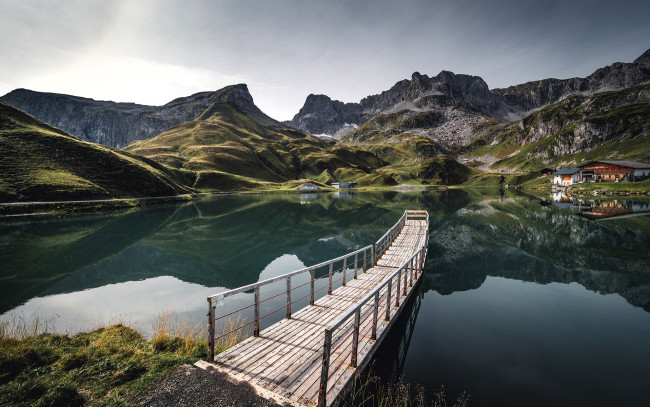 Обои картинки фото разное, сооружения,  постройки, горы, озеро, причал, строения