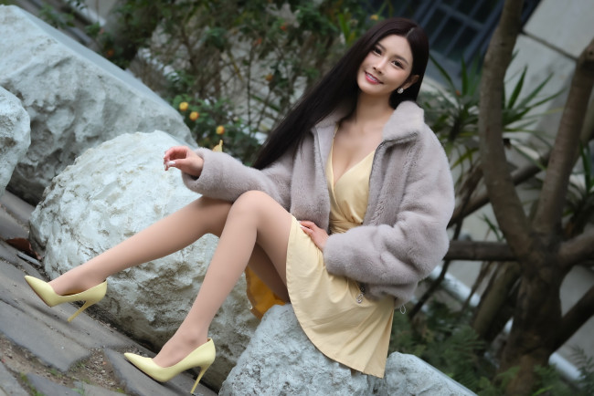 Обои картинки фото азиатская красота, девушки, - азиатки, девушка, женщина, брюнетка, темноволосая, сексуальная, модель, звезда, позирует, разная, обувь, верхняя, стильная, одежда, нижнее, эротическое, бельё, трусы, лифчик, колготки, чулки, аксессуары, макияж, и, множество, элементов, на, фотографии