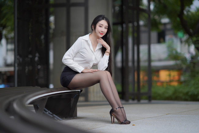 Обои картинки фото азиатская красота, девушки, - азиатки, девушка, женщина, брюнетка, темноволосая, сексуальная, модель, звезда, позирует, разная, обувь, верхняя, стильная, одежда, нижнее, эротическое, бельё, трусы, лифчик, колготки, чулки, аксессуары, макияж, и, множество, элементов, на, фотографии