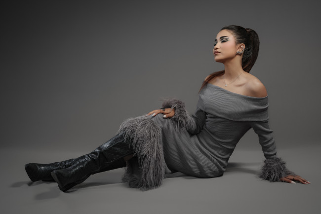 Обои картинки фото азиатская красота, девушки, - азиатки, девушка, женщина, брюнетка, темноволосая, сексуальная, модель, звезда, позирует, разная, обувь, верхняя, стильная, одежда, нижнее, эротическое, бельё, трусы, лифчик, колготки, чулки, аксессуары, макияж, и, множество, элементов, на, фотографии