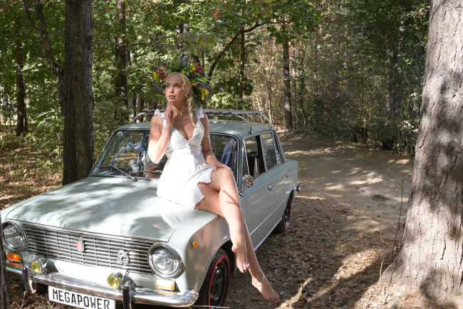 Обои картинки фото девушка и авто, автомобили, -авто с девушками, девушка, женщина, блондинка, светловолосая, сексуальная, модель, звезда, позирует, разная, обувь, верхняя, стильная, одежда, нижнее, эротическое, бельё, трусы, лифчик, колготки, чулки, аксессуары, макияж, и, множество, элементов, на, фотографии