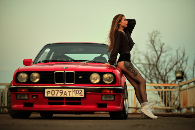 Обои картинки фото девушка и авто, автомобили, -авто с девушками, девушка, женщина, шатенка, темноволосая, сексуальная, модель, звезда, позирует, разная, обувь, верхняя, стильная, одежда, нижнее, эротическое, бельё, трусы, лифчик, колготки, чулки, аксессуары, макияж, и, множество, элементов, на, фотографии