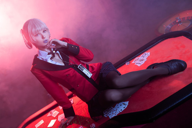 Обои картинки фото девушки, светлана хофман , lunny chan, образ, костюм, косплей, наряд, жакет, юбка, бейдж, стол, карты, казино