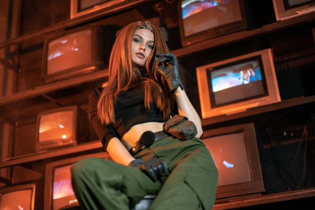 Обои картинки фото девушки, светлана хофман , lunny chan, образ, костюм, косплей, наряд, перчатки, топ, штаны, телевизоры