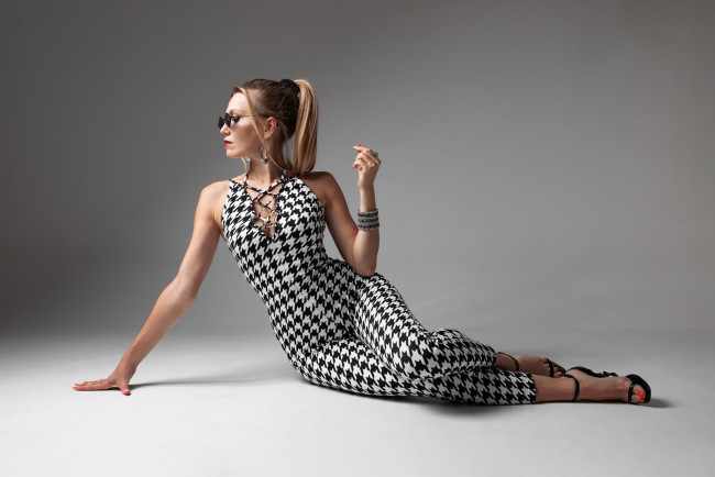 Обои картинки фото елена гильмутдинова, девушки, - брюнетки,  шатенки, девушка, женщина, шатенка, темноволосая, сексуальная, модель, звезда, позирует, попа, грудь, ножки, разная, обувь, верхняя, стильная, одежда, нижнее, эротическое, бельё, трусы, лифчик, колготки, чулки, аксессуары, макияж, и, множество, элементов, на, фотографии