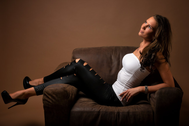 Обои картинки фото сексуальная девушка, девушки, - брюнетки,  шатенки, девушка, женщина, шатенка, темноволосая, сексуальная, модель, звезда, позирует, разная, обувь, верхняя, стильная, одежда, нижнее, эротическое, бельё, трусы, лифчик, колготки, чулки, аксессуары, макияж, и, множество, элементов, на, фотографии