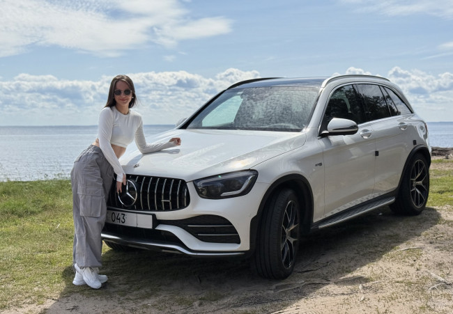 Обои картинки фото девушка и авто, автомобили, -авто с девушками, девушка, женщина, брюнетка, темноволосая, сексуальная, модель, звезда, позирует, разная, обувь, верхняя, стильная, одежда, нижнее, эротическое, бельё, трусы, лифчик, колготки, чулки, аксессуары, макияж, и, множество, элементов, на, фотографии