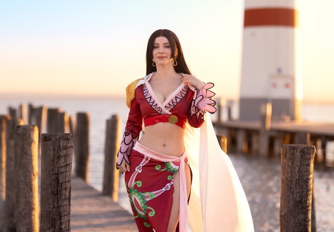 Обои картинки фото косплей модель, девушки, - креатив,  косплей, девушка, женщина, брюнетка, темноволосая, сексуальная, модель, звезда, позирует, разная, обувь, верхняя, стильная, одежда, нижнее, эротическое, бельё, трусы, лифчик, колготки, чулки, аксессуары, макияж, и, множество, элементов, на, фотографии