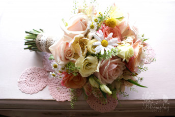 Картинка цветы букеты композиции эустома ромашки розы