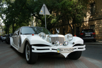 Картинка автомобили выставки уличные фото дома деревья лимузин улица дорожный знак