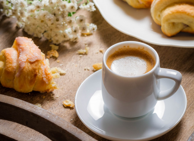 Обои картинки фото еда, кофе, кофейные, зёрна, чашка, пенка, круассан, ромашки