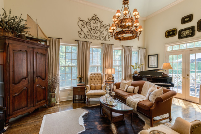 Обои картинки фото интерьер, гостиная, диван, шкаф, кресло, окна, люстра