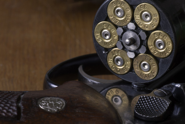 Обои картинки фото оружие, револьверы, макро, пули, барабан