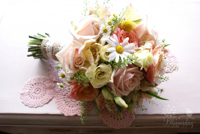 Обои картинки фото цветы, букеты, композиции, эустома, ромашки, розы