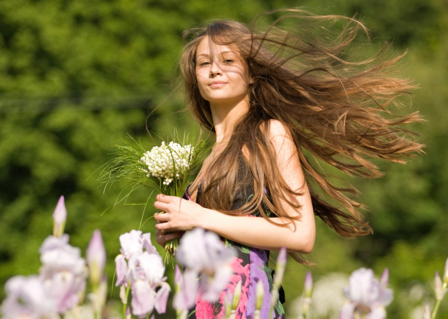 Обои картинки фото -Unsort Брюнетки Шатенки, девушки, unsort, брюнетки, шатенки, букет, волосы, ирисы