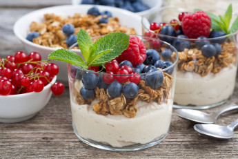 Картинка еда мюсли +хлопья ягоды стаканы мята десерт гранола красная смородина голубика малина