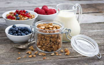 Картинка еда мюсли +хлопья голубика малина кувшин гранола завтрак смородина молоко