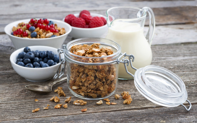 Обои картинки фото еда, мюсли,  хлопья, голубика, малина, кувшин, гранола, завтрак, смородина, молоко