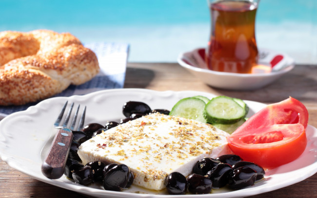 Обои картинки фото еда, сырные изделия, сыр, оливки, помидоры