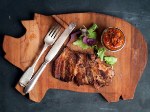 Картинка еда мясные+блюда мясо зелень соус