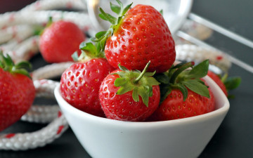 Картинка еда клубника +земляника миска ягоды