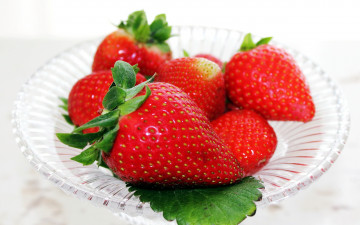 Картинка еда клубника +земляника тарелка ягоды макро