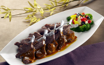 Картинка еда мясные+блюда ребрышки овощи брокколи маслины соус