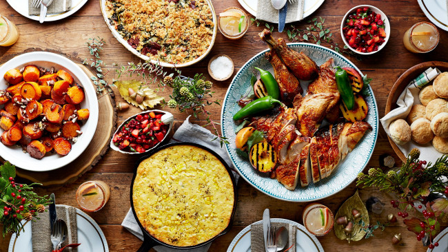 Обои картинки фото еда, разное, индейка, салаты, запеканка, печенье