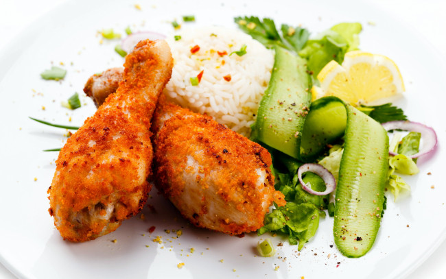 Обои картинки фото еда, мясные блюда, куриные, ножки, панировка, огурец, рис, лук