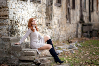 Картинка девушки -+рыжеволосые+и+разноцветные вязаное платье сапоги поза