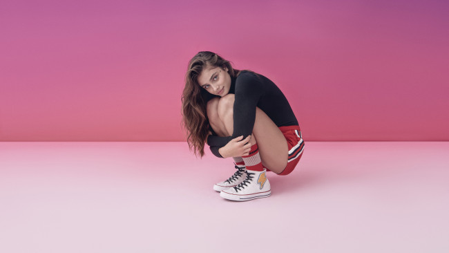 Обои картинки фото taylor hill, девушки, taylor, hill, флирт, поза, стройная, девушка, модель, шатенка, красотка, макияж, причёска, сексуальная, взгляд